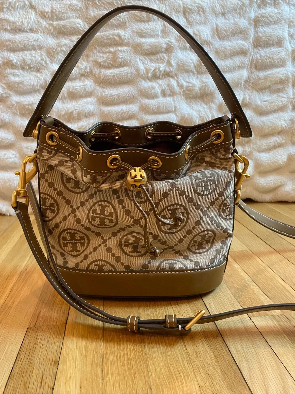 Tory Burch Brown and Cream Logo Drawstring Bucket Shoulder Bag